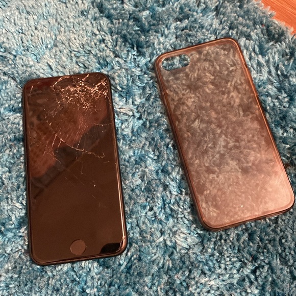 Cracked iPhone SE - Picture 9 of 9